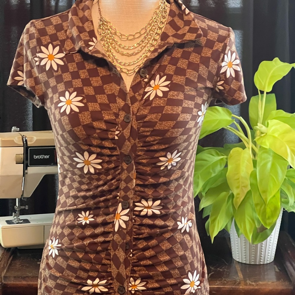 Beautiful Brown Daisy Dress retro vibes
